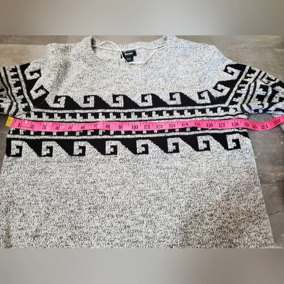 Roots Heathered Gray and Black Aztec Patterned Long Sleeve Sweater. M. - Picture 4 of 9